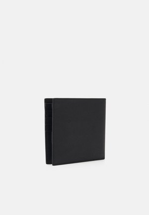 Portafoglio pieghevole nero realizzato in materiale texturizzato, con più scomparti per carte e un design minimalista senza marchi o parti metalliche visibili.