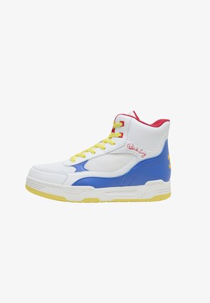 Baskets montantes blanches avec des accents bleus et jaunes, des lacets jaunes, une doublure intérieure rouge et la signature « Patrick Ewing » sur le côté.