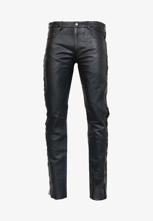 Schwarze Lederhosen mit schmalem Schnitt, die über eine glatte Oberfläche, Fronttaschen und Schnürdetails an den Seiten und Säumen verfügen.