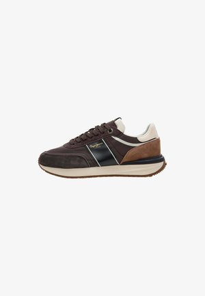 Bruine, zwarte en beige casual sneaker met vetersluiting, contrasterend paneel, gewatteerde zool en Pepe Jeans-logo aan de zijkant.