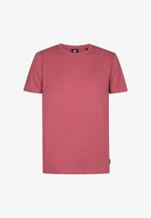 Camiseta rosa de manga corta con cuello redondo, confeccionada con un tejido suave que presenta una textura sutil y un pequeño logo en el pecho.