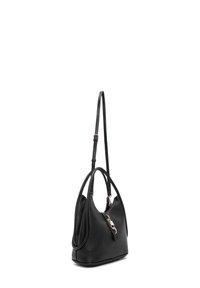 Borsa a tracolla in pelle nera con superficie texturizzata, forma curvata, doppie tracolle e dettaglio della chiusura in tonalità oro.