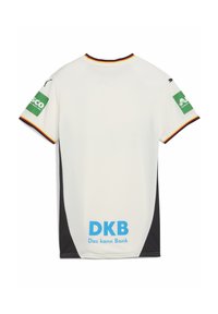 Maglia sportiva bianca con pannelli laterali neri, rifiniture del colletto rosse e gialle, loghi del sponsor verdi sulle maniche e testo blu sulla parte posteriore.