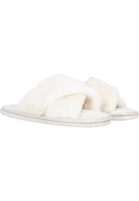 Vita fluffiga tofflor med mjukt syntetiskt pälsövre, öppen design och en vit dämpad sula för komfort.