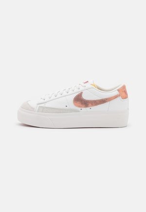BLAZER LOW PLATFORM - Zapatillas - summit white/arctic orange/canyon rust/phantom