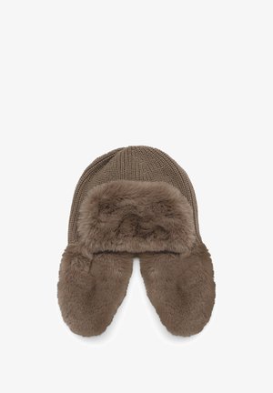 Cappello marrone lavorato a maglia con rifinitura in pelliccia sintetica. Dotato di paraorecchie, tessuto a trama strutturata e interno morbido e vellutato. Adatto per il clima freddo.