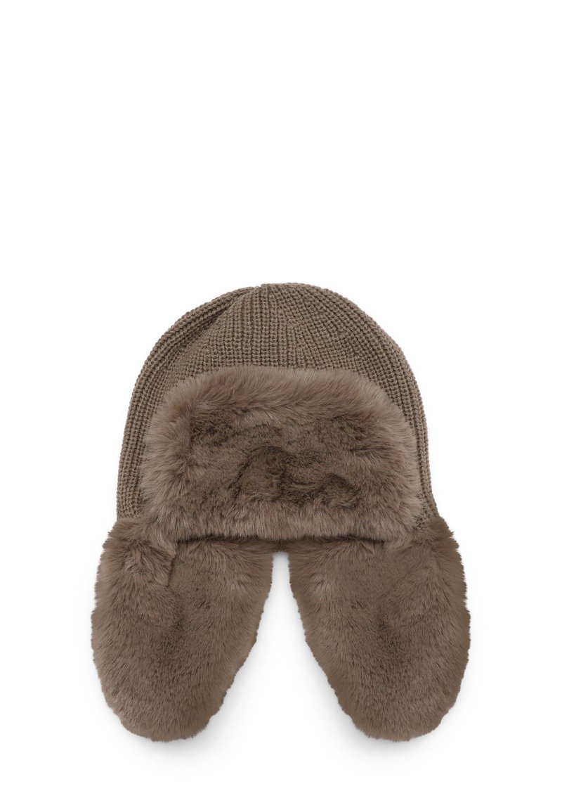 Brązowa dzianinowa czapka z ozdobną futrzaną lamówką. Posiada nauszki, fakturowany splot oraz miękką, pluszową podszewkę. Odpowiednia na zimne warunki pogodowe.