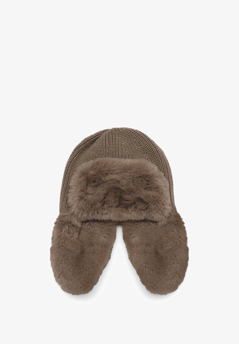 Brązowa dzianinowa czapka z ozdobną futrzaną lamówką. Posiada nauszki, fakturowany splot oraz miękką, pluszową podszewkę. Odpowiednia na zimne warunki pogodowe.