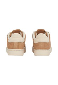Sneaker in suede marrone con dettagli in crema, tallone imbottito e suola in gomma beige. La vista posteriore mostra un design pulito e minimalista.