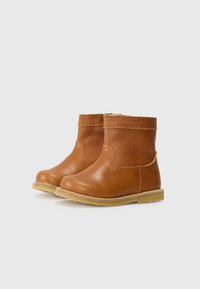 Brune lær ankle boots med en glat overflade, afrundede tåer og lysebrune gummisåler. Enkel design med minimale syninger.