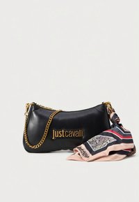 Černá kožená kabelka Just Cavalli se zlatým řetízkovým popruhem a pestrobarevnou vzorovanou šátkem uvázaným na jedné straně.