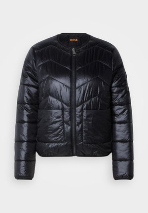 Crna, podstavljena bomber jakna s kvadratnim chevron motivom, prednjim patentnim zatvaračem i dva bočna džepa. Materijal ima sjajnu završnu obradu.