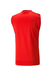 Maglietta atletica senza maniche rossa con una superficie liscia, scollo tondo e accenti decorati sulle spalle per una maggior traspirabilità.