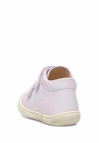 Fioletowe skórzane buty o miękkiej fakturze, z okrągłym noskiem i białą gumową podeszwą. Zawierają prosty wzór sznurowania i detale w postaci przeszyć.