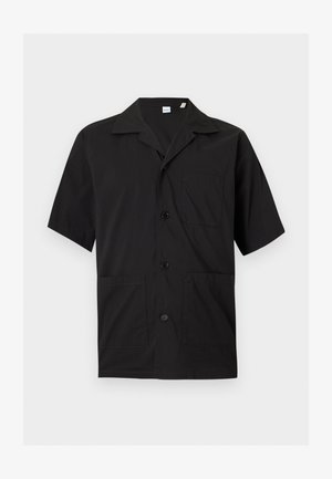 Μαύρο κοντομάνικο πουκάμισο με κουμπιά, γιακά τύπου camp και τρεις μπροστινές τσέπες, εμφανιζόμενο σε απλό φωτεινό φόντο.