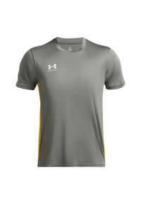 Šedé sportovní tričko s žlutými bočními detaily, krátkými rukávy, kulatým výstřihem a logem Under Armour v bílém na hrudi.