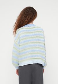 Πλεκτό πουλόβερ με ρίγες σε ανοιχτό μπλε, πράσινο και λευκό. Διαθέτει άνετη εφαρμογή, ριμπ τελείωμα και μανίκια με όγκο. Μαλακή υφή.