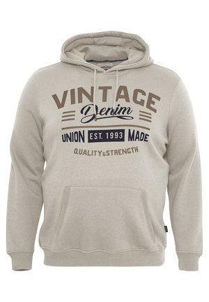 Sudadera con capucha beige que presenta un bolsillo tipo canguro en el frente, puños acanalados y un estampado vintage con texto en marrón oscuro y azul marino.