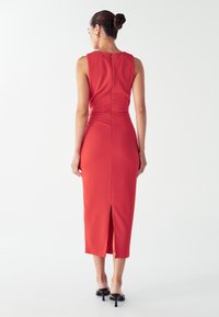 Rotes, figurbetontes Midikleid mit rundem Halsausschnitt und Schlitzdetails im Rücken. Glattes Material; ärmelloses Design und verdeckter Reißverschluss hinten.