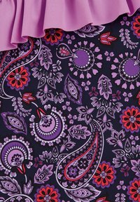 Tkanina z vijoličnim cvetličnim vzorcem, ki prikazuje paisley motive na mornarsko modri podlagi. Poudarki rdeče in sivkaste barve. Gladka tekstura.