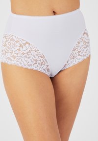 Hooggeknipte witte slipjes met bloemenkant aan de zijkanten. Zacht materiaal met een gladde textuur en gegolfde kantsteken.