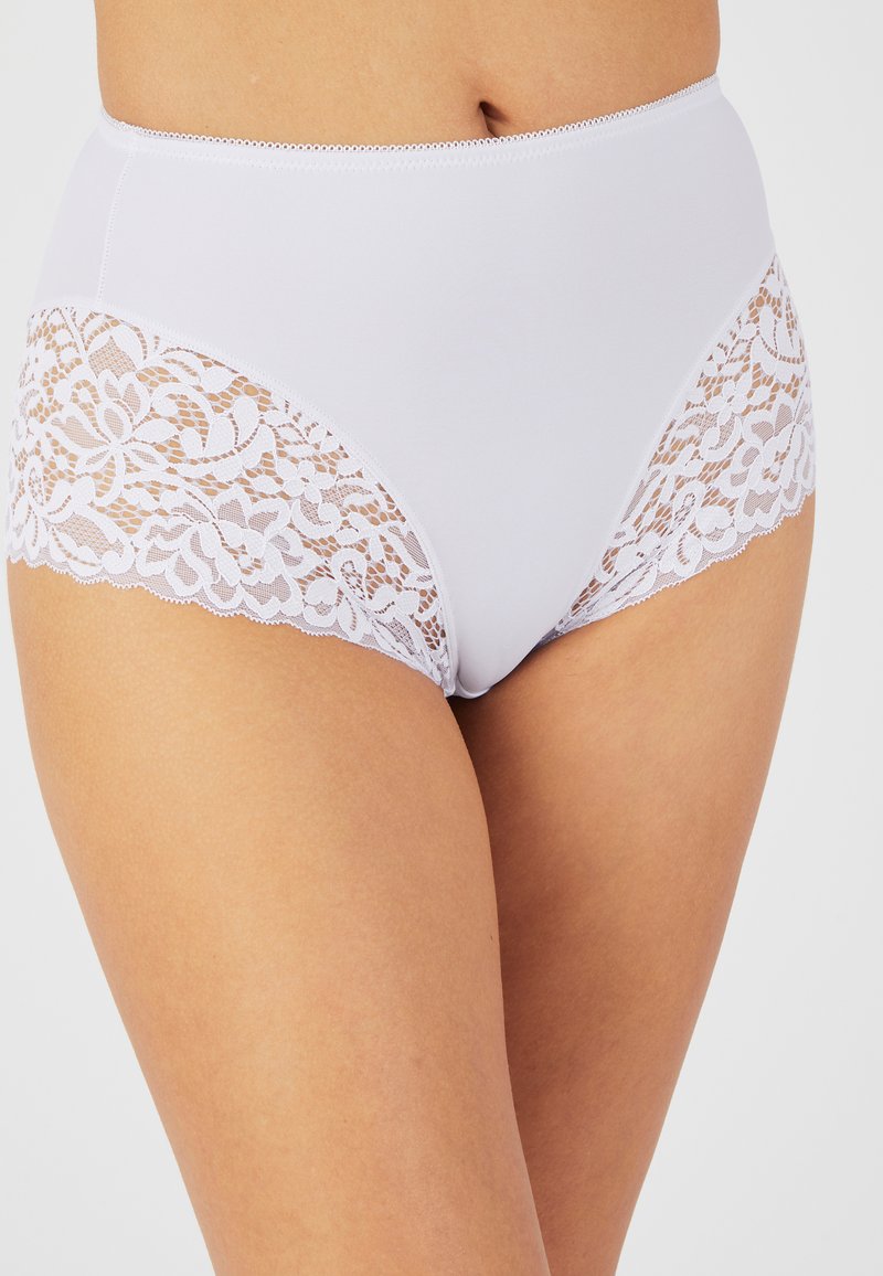 Hooggeknipte witte slipjes met bloemenkant aan de zijkanten. Zacht materiaal met een gladde textuur en gegolfde kantsteken.