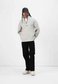 Oakley NEW RETRO SWEATER - Vesta - mist
