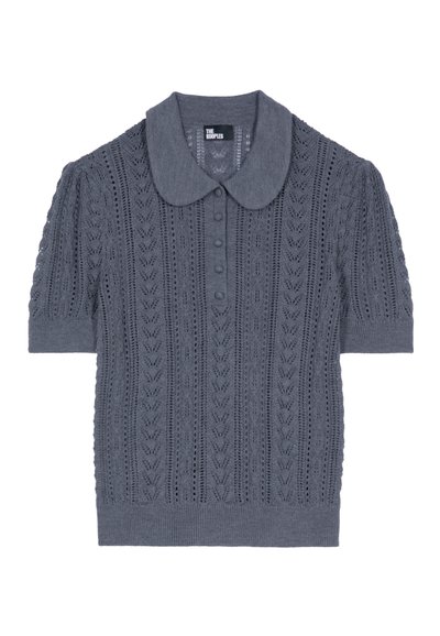 Szary sweter na krótki rękaw z kołnierzykiem typu Peter Pan, z zapięciem na guziki i teksturowanym, poziomym wzorem z otwartymi oczkami.