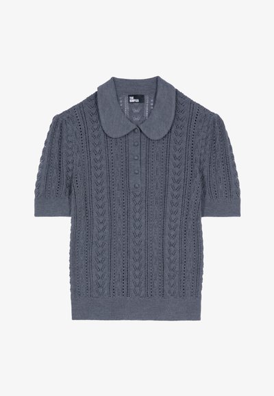 Szary sweter na krótki rękaw z kołnierzykiem typu Peter Pan, z zapięciem na guziki i teksturowanym, poziomym wzorem z otwartymi oczkami.