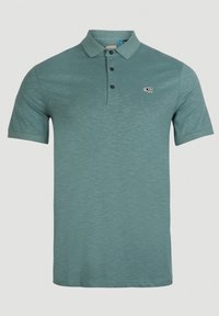 Polo en bleu clair, doté d'un col, de manches courtes, de trois boutons noirs et d'un motif texturé subtil avec un logo.