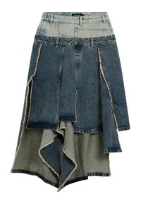 Gonna di jeans con un design a patchwork in diverse tonalità di blu e verde, bordi sfilacciati, orlo asimmetrico e multiple pannellature.