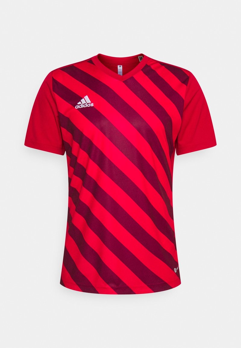 Rød atletisk trøje med diagonale mørkerøde striber, korte ærmer, V-hals og et hvidt Adidas-logo på venstre bryst.