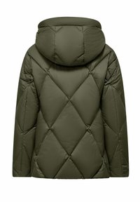 Olijfgroen pufferjack met een diamantpatroon, capuchon en een licht A-lijn silhouet, ontworpen voor warmte en comfort.