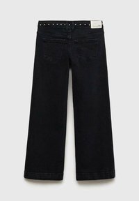 Svart vida jeans gjorda av denim. Har ett distinkt midjeband med silverfärgade nitar och två bakfickor. Rent, minimalistiskt design.