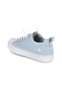 Helle blaue Leinensneaker mit weißer Gummikappe und Sohle. Merkmale sind weiße Schnürsenkel, dekorative Nähte und ein Logo an der Ferse.