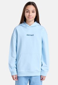 Lichtblauwe hoodie van zacht katoen met een voorzak en ribgebreide manchetten. Bevat een klein "element" logo in donkerblauw op de borst.