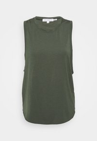 Top sin mangas de color verde oliva, hecho de un tejido suave, presenta un cuello redondo y un corte relajado con ranuras laterales para mayor comodidad.
