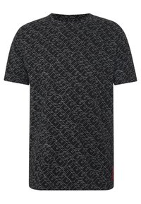 Sort kortærmet t-shirt med et geometrisk hvidt mønster over det hele, med et rødt mærke nederst til siden. Fremstillet af bomuldsmateriale.
