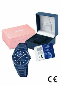 Orologio in acciaio inossidabile blu con quadrante testurizzato, dettagli in argento, funzione data alle 6, presentato in una scatola rosa con scheda di garanzia.