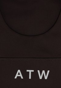 Sort stof med en glat tekstur, der har en rund halsudskæring og et synligt "ATW"-logo i hvidt. Sømdetalje i bunden.