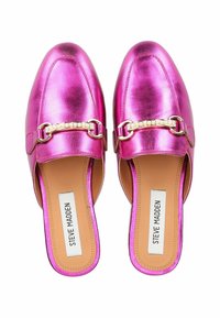 Mule metallici rosa con una texture liscia, caratterizzati da un accento in catena dorata e piccole gemme, e una soletta beige con branding.