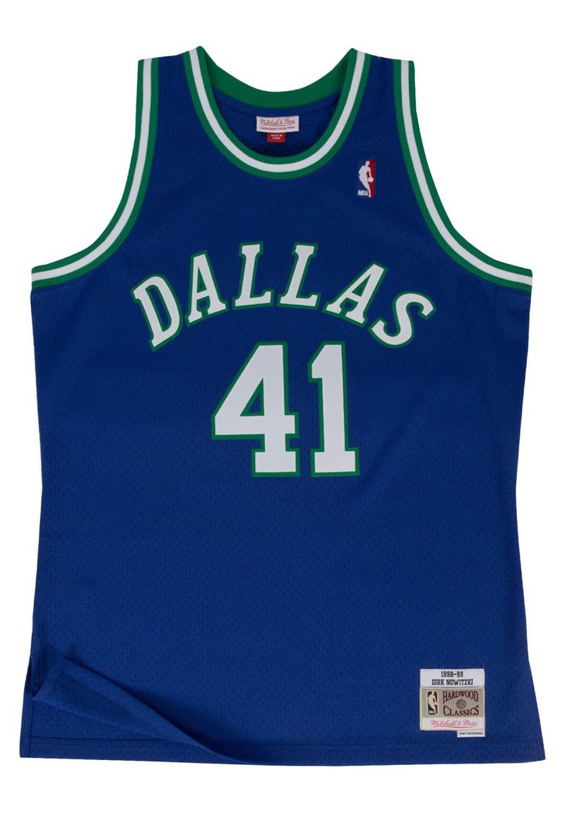 Camiseta de baloncesto azul con acentos verdes y blancos, que presenta "DALLAS" en grandes letras blancas y "41" en verde. Incluye parche del logo de la NBA.