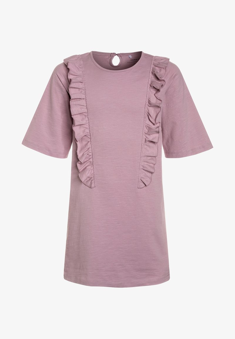 Robe courte à manches courtes de couleur violet clair avec des détails froncés verticaux à l'avant et un col rond avec une petite ouverture à bouton.