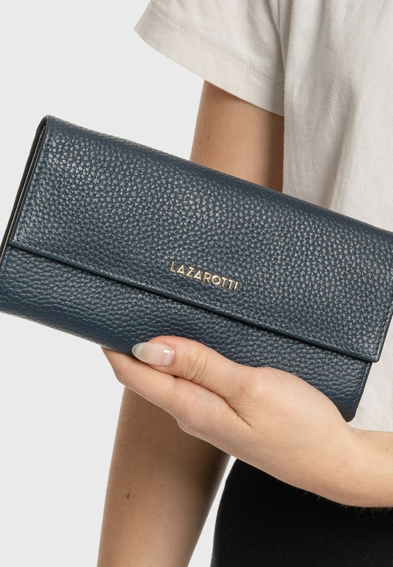 Cartera de cuero azul marino con un acabado texturizado, que cuenta con un cierre de solapa magnético y el nombre de la marca "LAZAROTTI" en relieve dorado.