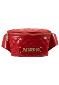 Červená prošívaná ledvinka z umělé kůže se zlatým kováním, s přední nášivkou loga a odnímatelným popruhem.