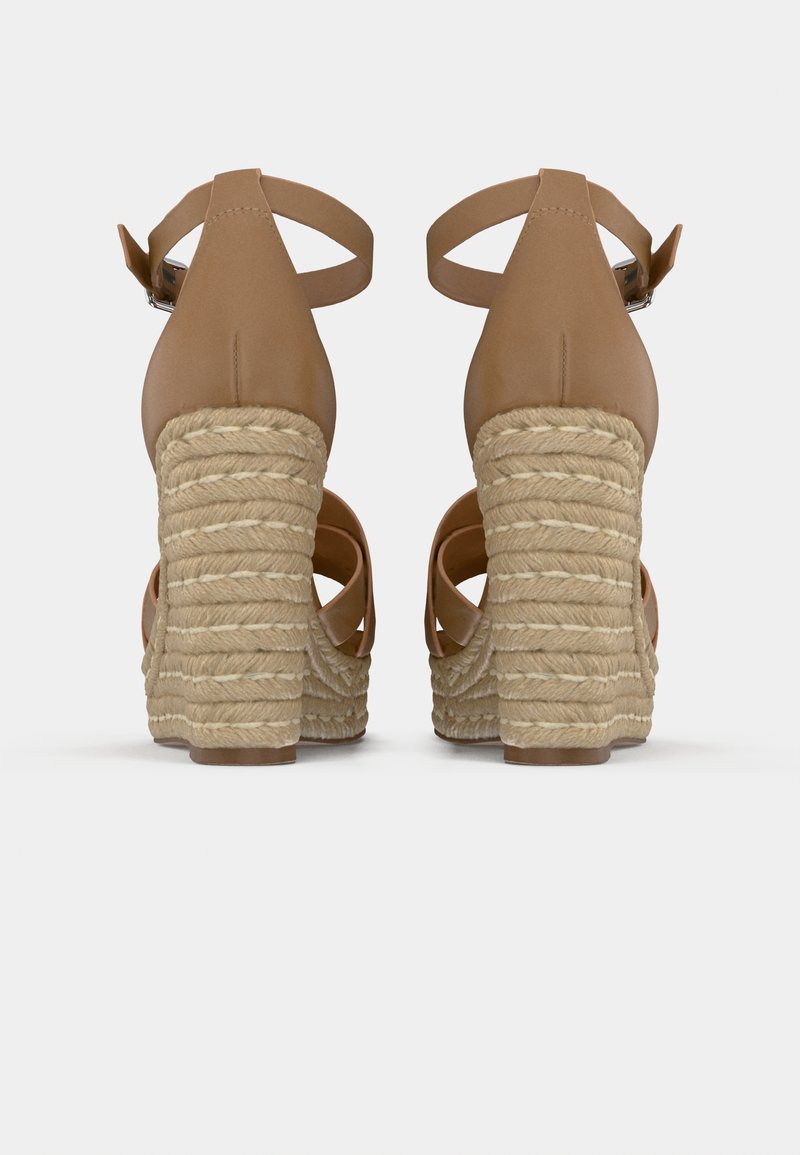 Steve Madden sandalo nelle vetrine di Cuir - Rivoli