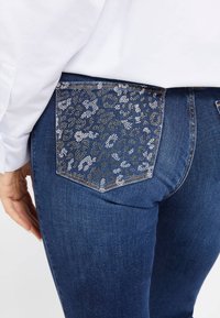 Guess Džínsy skinny fit - blau
