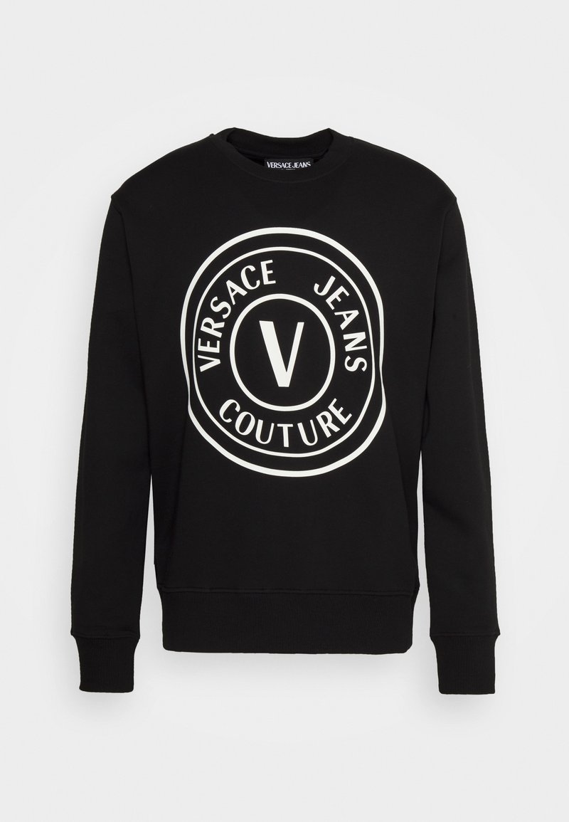 Svart sweatshirt med långa ärmar, rund halsringning och stor vit logotyp med texten "VERSACE JEANS COUTURE" och ett centralt "V."