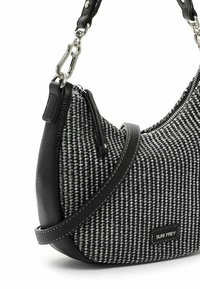 Borsa hobo a fantasia bianco e nero con tessuto testurizzato e dettagli in pelle liscia, dotata di tracolla e chiusura con zip.