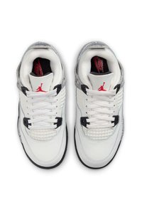 Baskets en cuir blanc avec des accents gris, des éléments en noir, et un logo rouge. Présente un panneau en maille texturée et des lacets plats blancs. Semelle en caoutchouc.